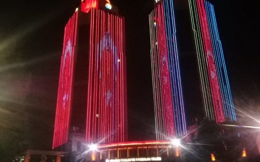 Башни-близнецы ТОВВ в Анкаре освещены цветами флага Азербайджана и Турции