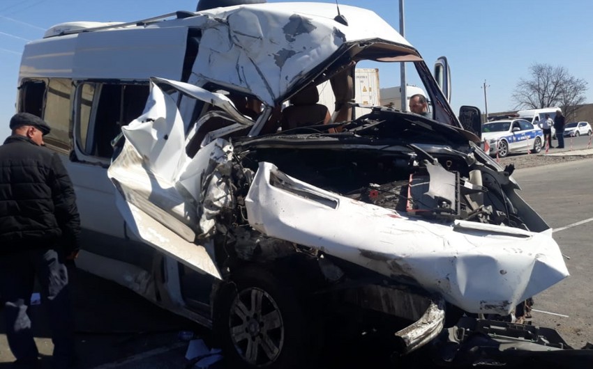 В Агстафе столкнулись микроавтобус и грузовик, 20 пострадавших
