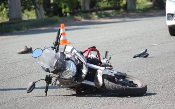 В Баку при ДТП пострадал 21-летний мотоциклист
