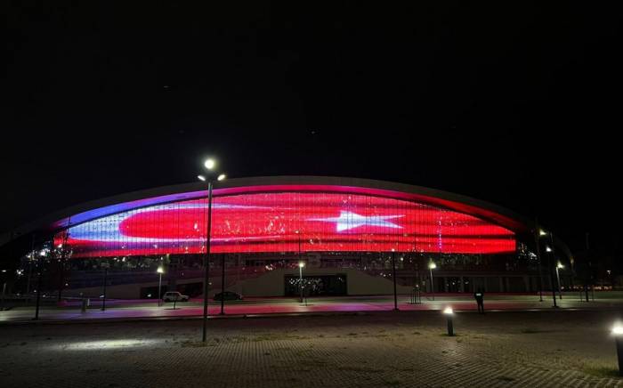 Бакинский дворец водных видов спорта освещен цветами турецкого флага -ВИДЕО
