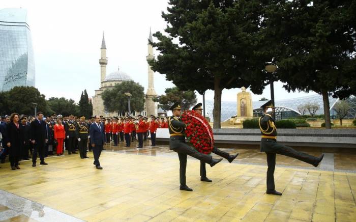 Сотрудники посольства посетили Монумент турецким воинам в Баку
