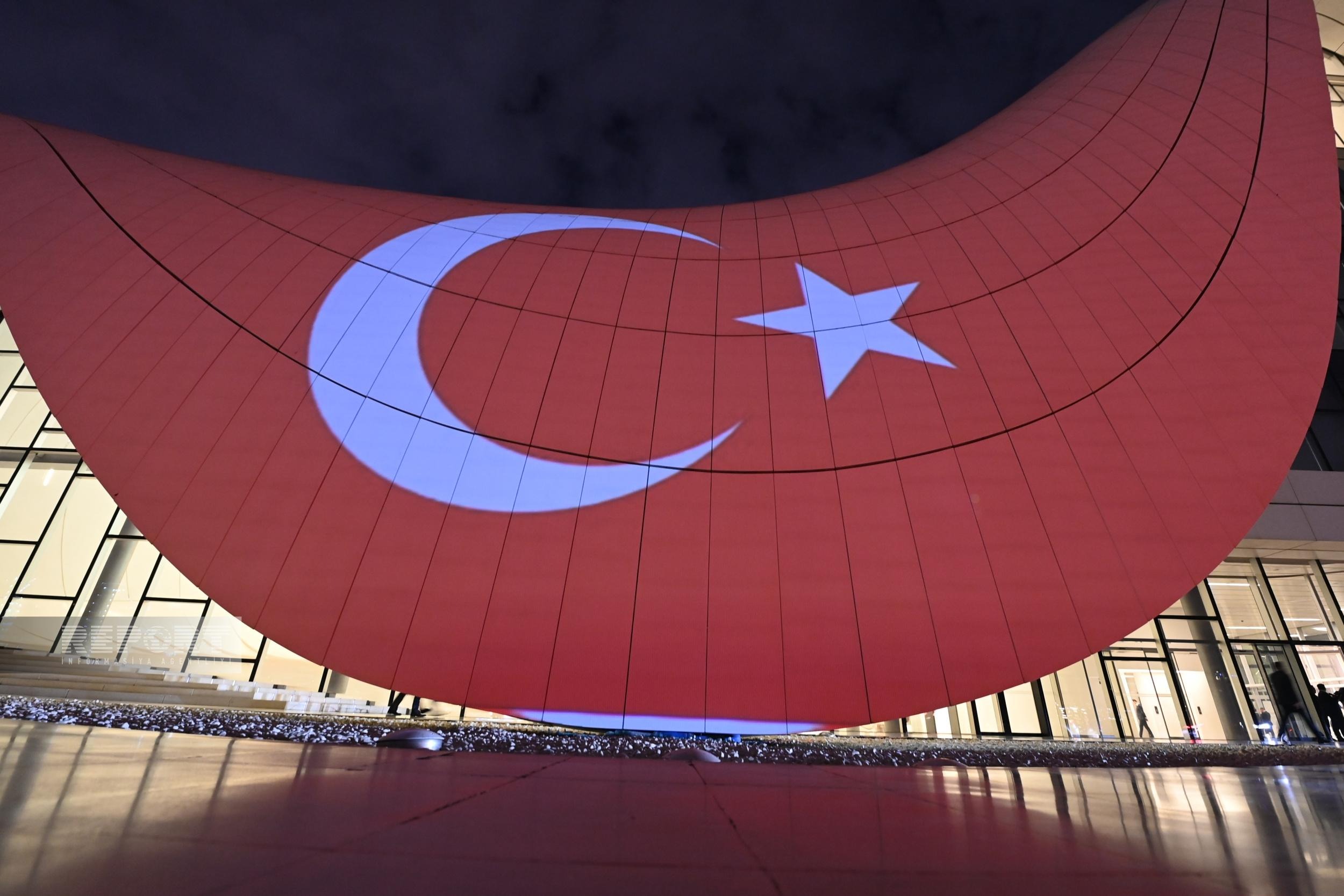 Центр Гейдара Алиева освещен цветами турецкого флага -ФОТО

