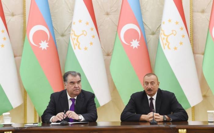 Президент Азербайджана поздравил таджикского коллегу
