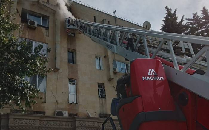 В Баку в многоэтажном жилом доме произошел пожар -ФОТО
