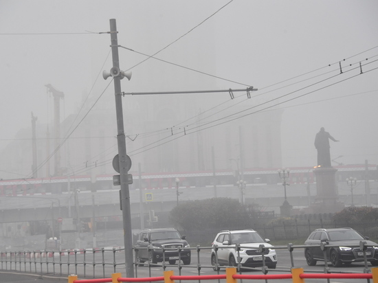 Густой туман накрыл некоторые районы Москвы

