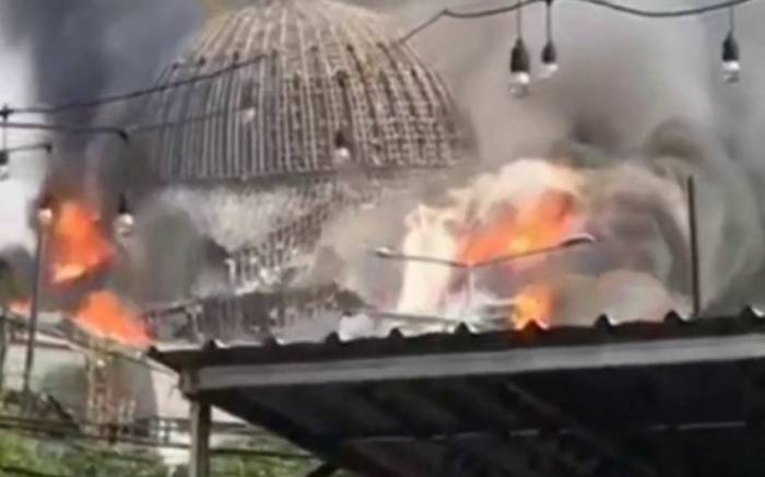 В Джакарте загорелся и рухнул купол Большой мечети
