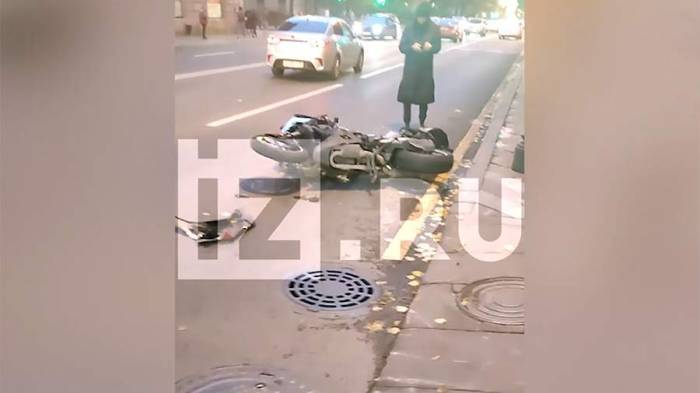 В Санкт-Петербурге байкер вылетел на тротуар и сбил пешеходов -ВИДЕО
