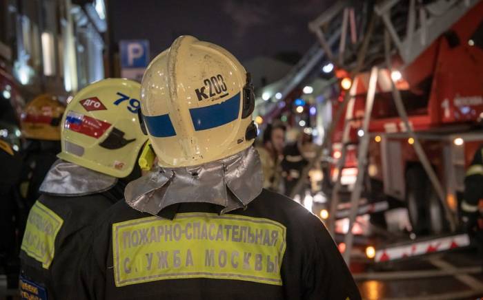 В Москве горит хостел, часть людей заблокирована внутри
