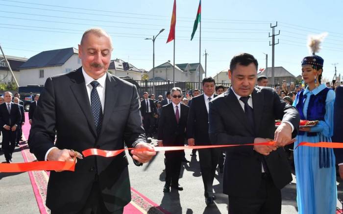 Ильхам Алиев и Садыр Жапаров приняли участие в церемонии открытия школы № 103 имени Низами Гянджеви -ФОТО