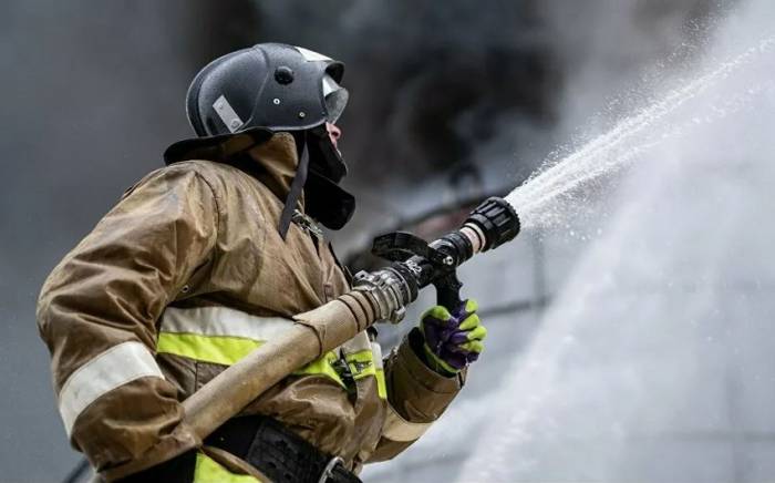 В Баку вспыхнул пожар в двухэтажном здании, один человек отравился дымом
