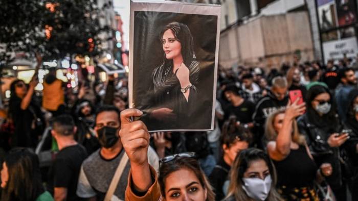 В Иране назвали причину смерти 22-летней Махсы Амини, которая вызвала протесты в стране
