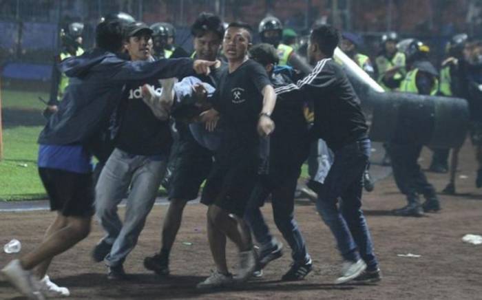 СМИ: 127 человек погибли из-за беспорядков на стадионе в Индонезии
