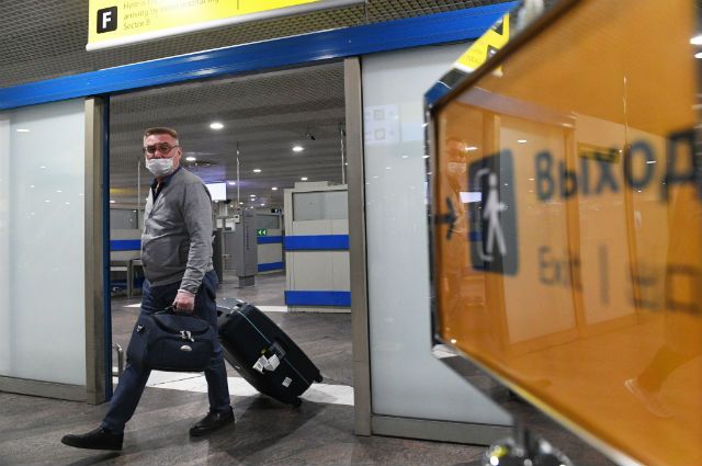 Десятки рейсов задержали в аэропортах Москвы из-за тумана
