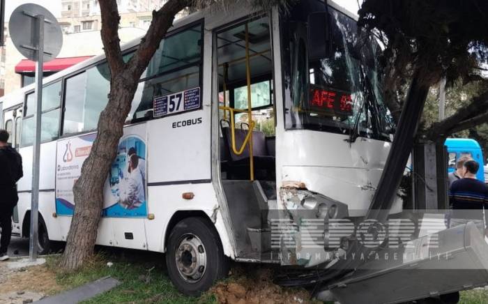 В Баку столкнулись пассажирский автобус и грузовик, есть пострадавшие -ФОТО
