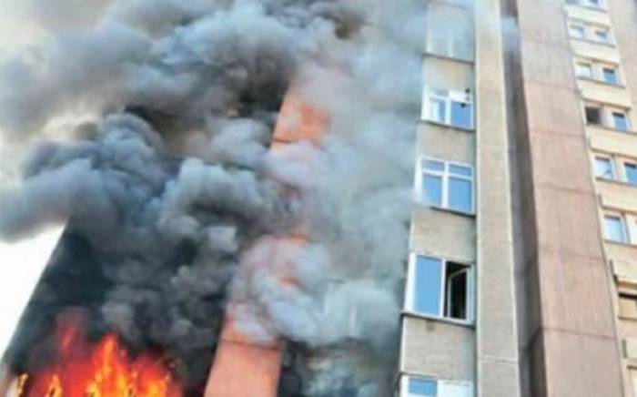 В Баку горит многоэтажный жилой дом

