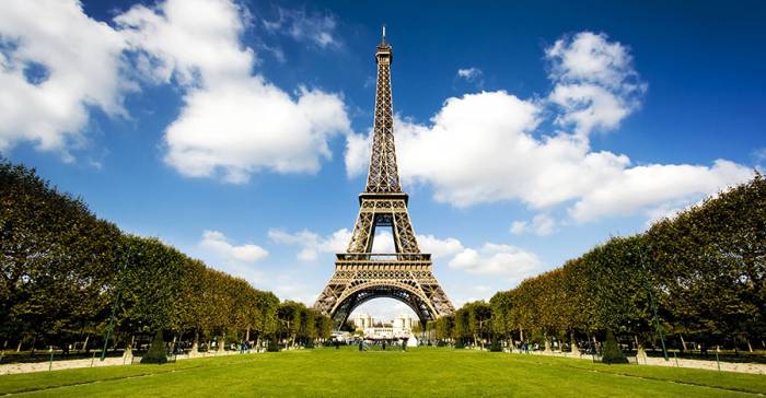 Во Франции передумали строить дома рядом с Эйфелевой башней из-за протестов
