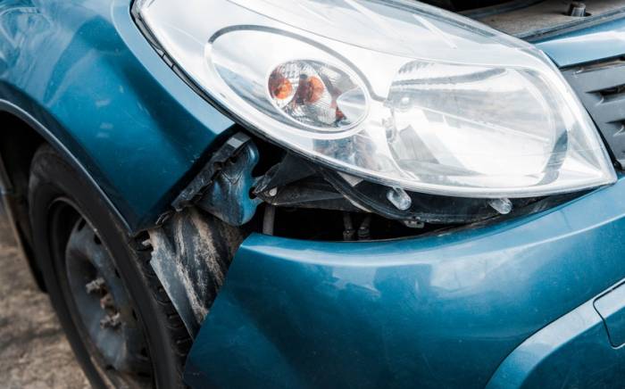 В Гяндже автомобиль врезался в ограждение, два человека пострадали
