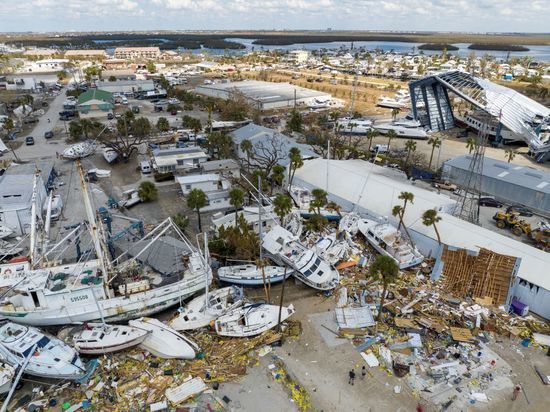 Байден посетил пострадавшую от урагана Флориду

