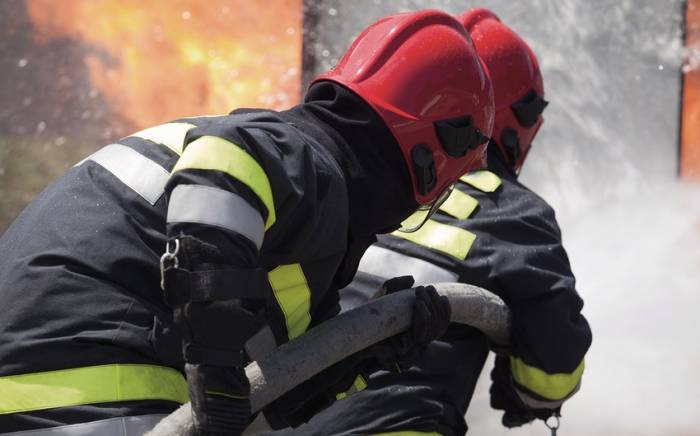 В Баку в многоэтажном здании произошел пожар, двое отравились дымом
