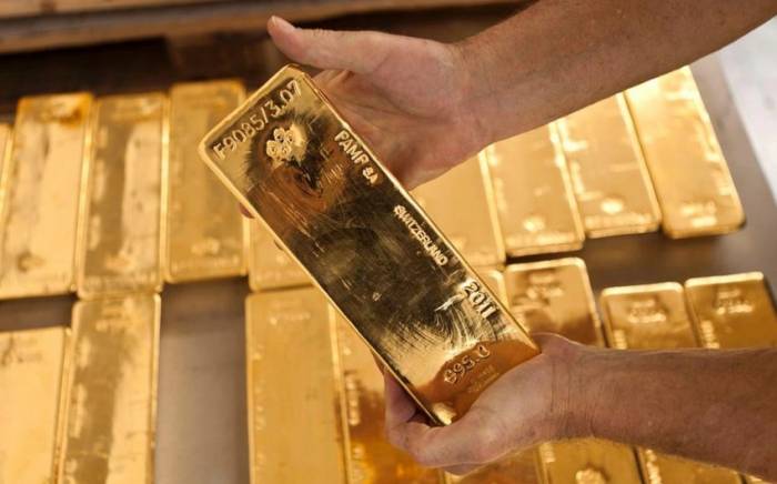 Золото закрепилось выше 1730 долларов за унцию
