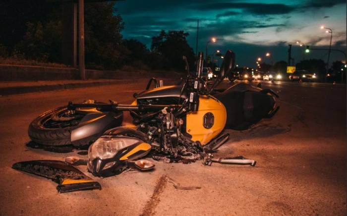 В Баку мотоциклист получил перелом при столкновении с дорожным ограждением
