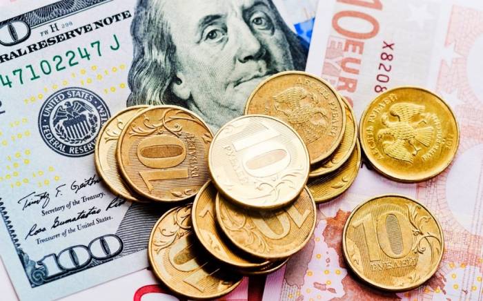 Стоимость евро к доллару слабо изменилась в ожидании статистики по еврозоне
