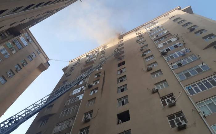 Пожар в многоэтажном жилом доме в Баку потушен

