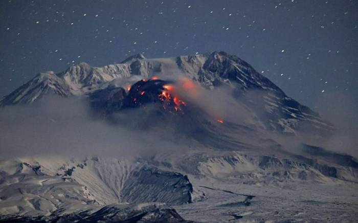 На Камчатке началось извержение самого высокого действующего вулкана Евразии
