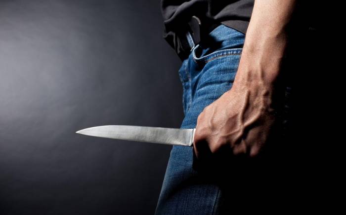 В Баку мужчина подозревается в нанесении ножевых ранений малолетнему ребенку и теще
