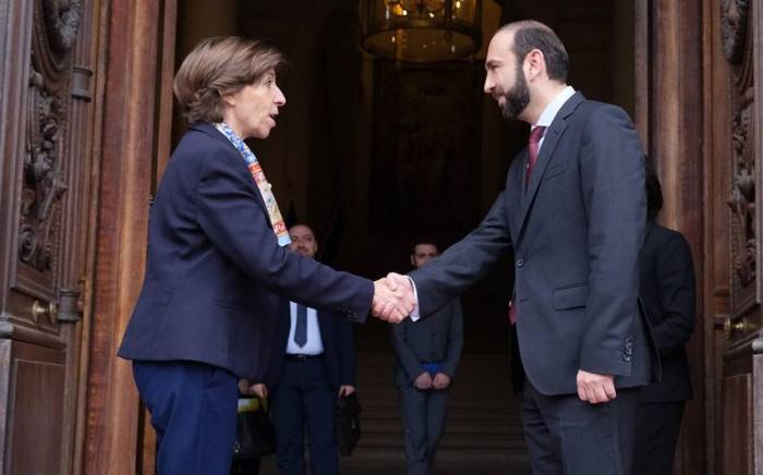 Главы МИД Франции и Армении обсудили проработку мирного договора между Азербайджаном и Арменией
