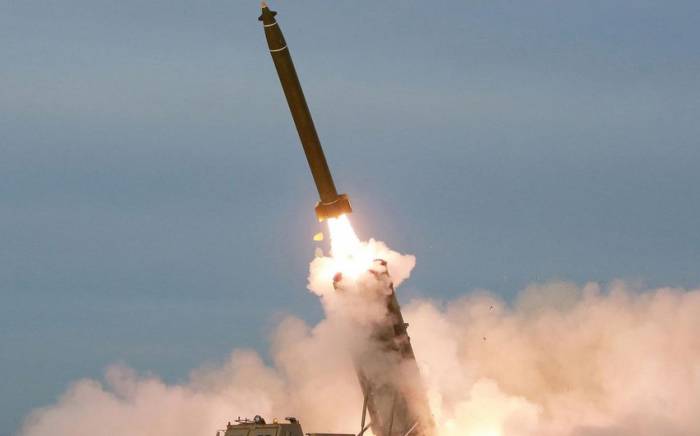 Запущенная КНДР ракета упала у восточного побережья Корейского полуострова

