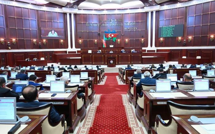 В парламенте обсуждаются бюджетный пакет
