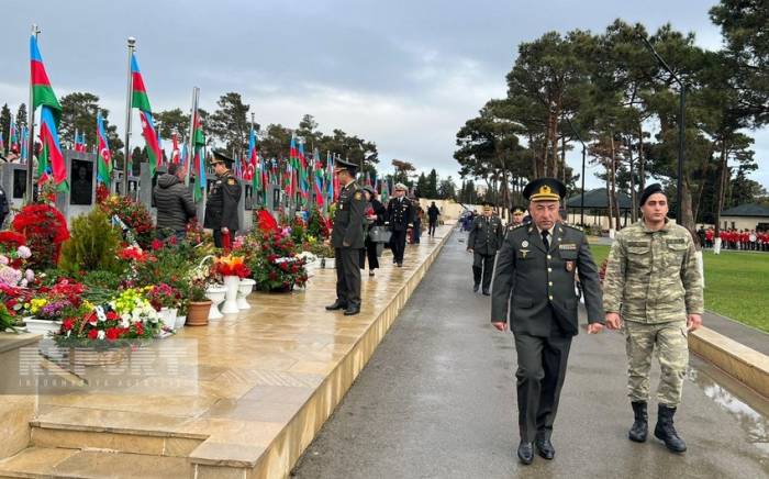 Офицерский состав Минобороны посетил вторую Аллею Шехидов в связи с Днем Победы -ФОТО
