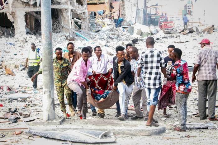 В результате двух взрывов в столице Сомали погиб 121 человек, ранены 333
