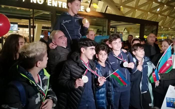 Завоевавшие четыре медали на всемирных соревнованиях азербайджанские гимнасты вернулись на родину

