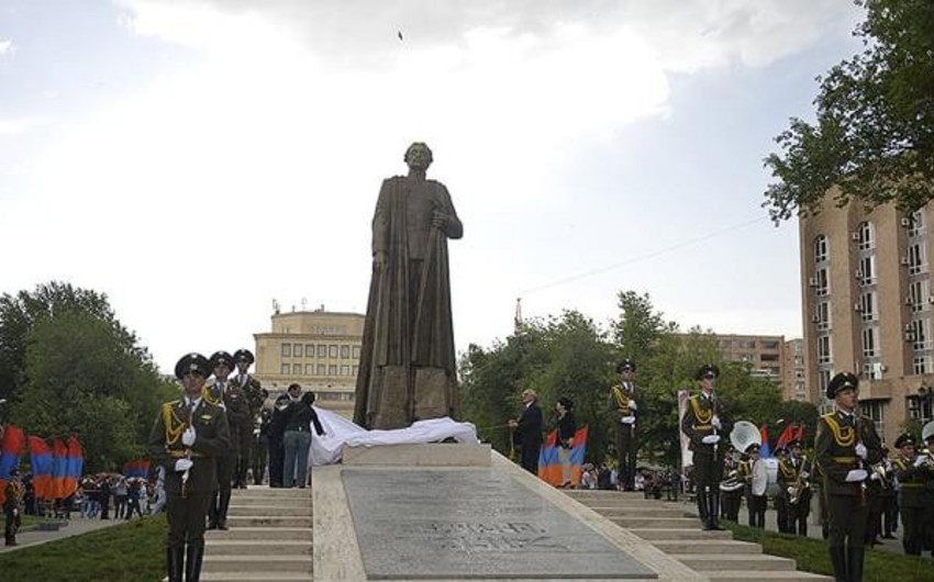 В Ереване на памятнике Гарегина Нжде написали "Смерть Хаменеи"