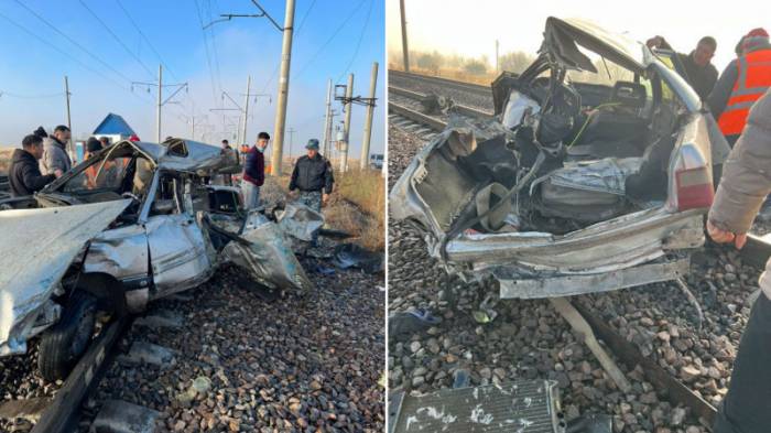 В Казахстане поезд столкнулся с легковым автомобилем, погибли шесть человек
