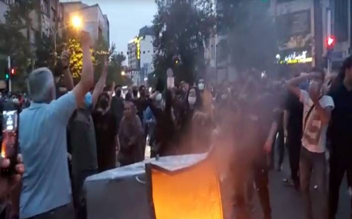 Протестующие в Иране подожгли дом-музей Хомейни
