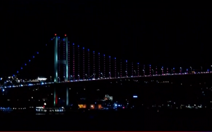 Мост шехидов в Стамбуле окрасился в цвета азербайджанского флага -ВИДЕО

