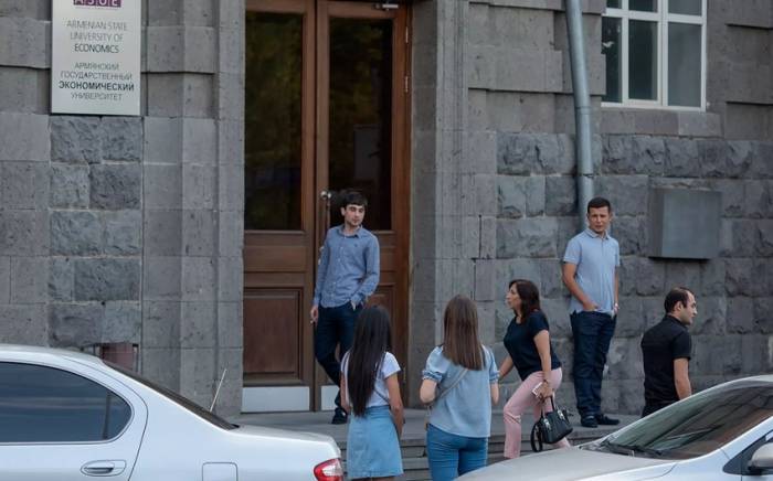 В Ереване из здания Экономического университета эвакуированы студенты и педагоги
