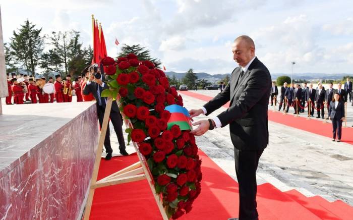 Президент Ильхам Алиев посетил монумент "Мать Албания" в Тиране -ФОТО
