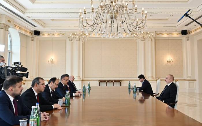 Президент Ильхам Алиев принял вице-президента Турции
