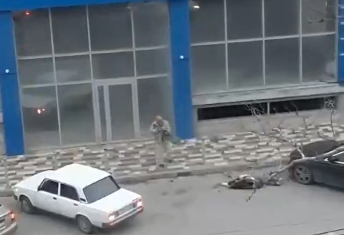 В Крымске мужчина устроил стрельбу на улице, есть погибшие -ВИДЕО