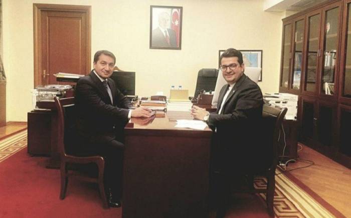 Помощник президента Азербайджана обсудил с послом Ирана двусторонние отношения
