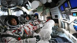 Китайские астронавты совершили историческую миссию на орбите
