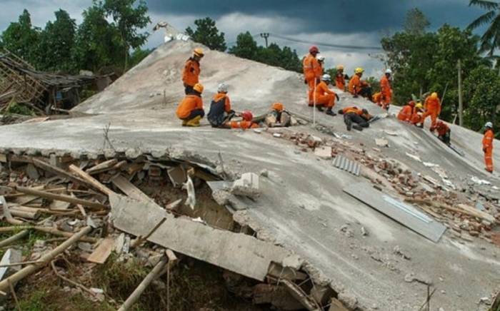 Число погибших при землетрясении в Индонезии возросло до 318
