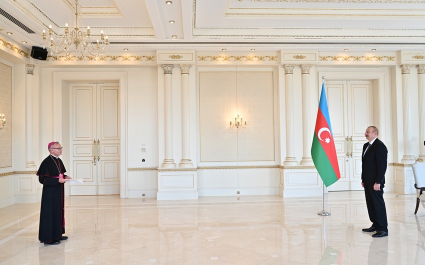Ильхам Алиев принял верительные грамоты посла Ватикана в Азербайджане