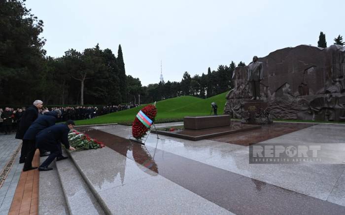 Азербайджанский народ чтит память Гейдара Алиева-ФОТО
