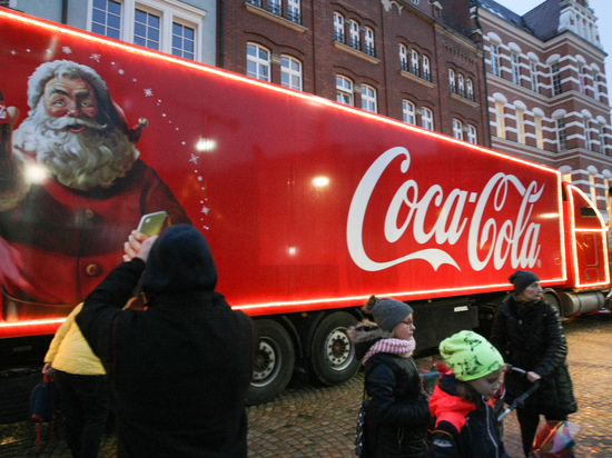 В Бухаресте загорелся знаменитый грузовик из рекламы Coca-Cola
