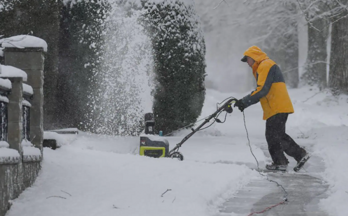 Сильный снегопад нарушил транспортное сообщение на западе Канады
